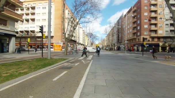 Широкий проспект и велосипедная дорога в городе — стоковое видео