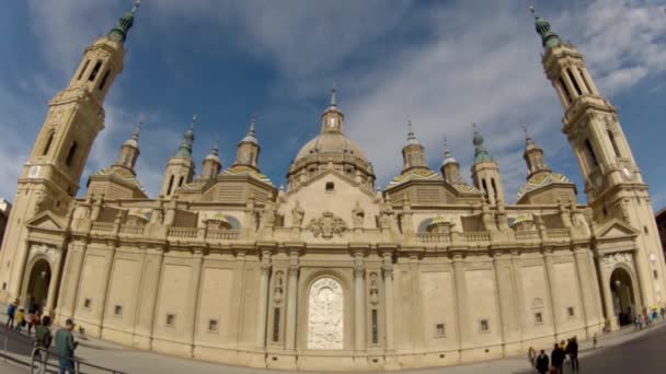 Caducidad de tiempo del frente de la iglesia con algunas cúpulas — Vídeo de stock