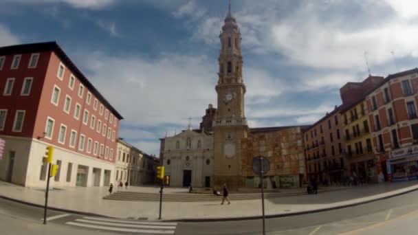 Временной промежуток башни церкви на голубом фоне неба с облаками — стоковое видео