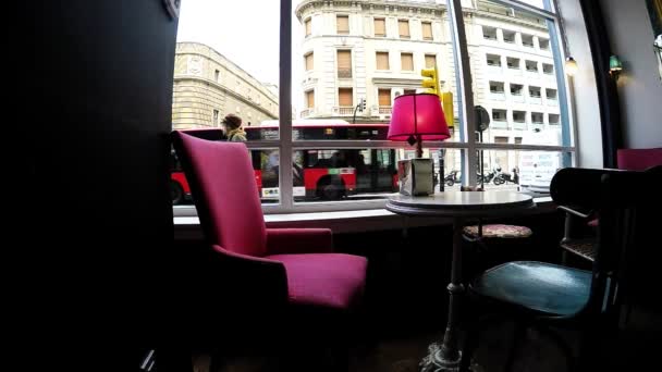 Mesa solitaria en la cafetería con gran ventana y ciudad — Vídeos de Stock