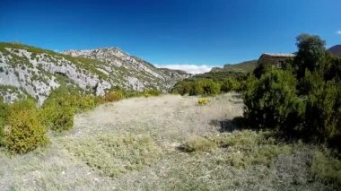 Alp Dağları ile kırsal ev, zirveleri ve mavi gökyüzü güzel quiraing aralığı