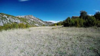 genç kadın kaçıyor alpine mera dağ izinde