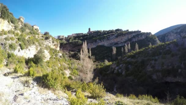 El lapso de tiempo del solitario pueblo rural en las rocas de piedra caliza — Vídeos de Stock