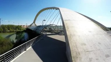 Güneşli bir günde futurustic Köprüsü'nün destek yakınındaki yavaş hareket