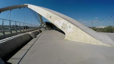 Yavaş hareket acros güneşli bir günde Askılı beton köprü