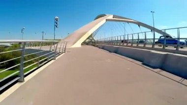 Hareket acros güneşli bir günde Askılı beton köprü