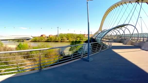 Langzame beweging in de buurt van de brug van de tunnel in een zonnige dag — Stockvideo