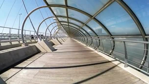 Yavaş hareket acros güneşli bir tünel Bridge'de — Stok video