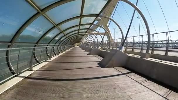 Прогулка по футуристическому мосту — стоковое видео