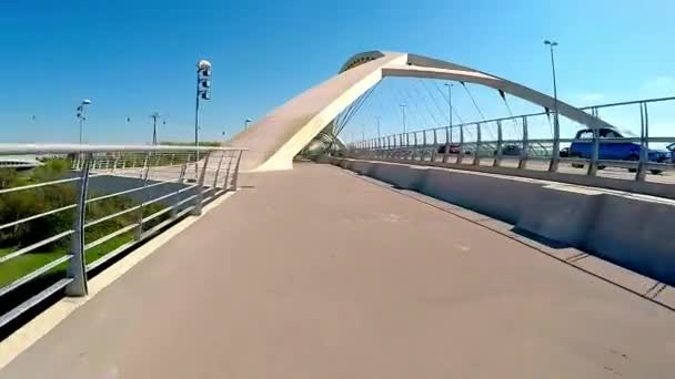 Bewegung auf der Schrägseilbrücke an einem sonnigen Tag — Stockvideo