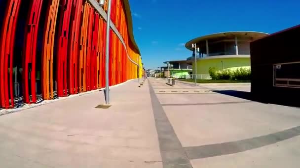 Movimiento a lo largo de las paredes de colores brillantes de un edificio moderno — Vídeo de stock