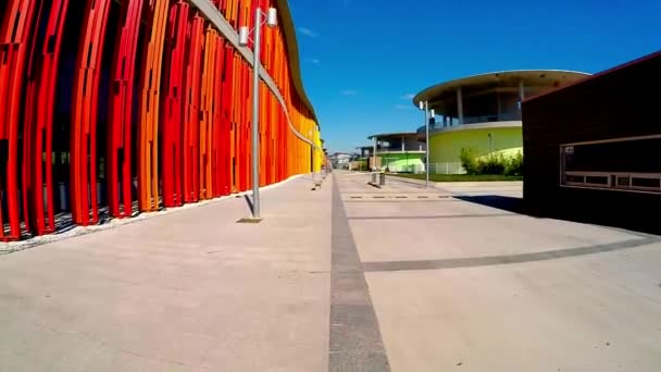 Pomalý pohyb podél zářivě barevné stěny moderní budovy — Stock video
