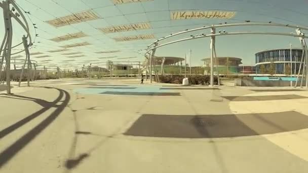 Hareket net altında güneşli bir parkın içinden — Stok video