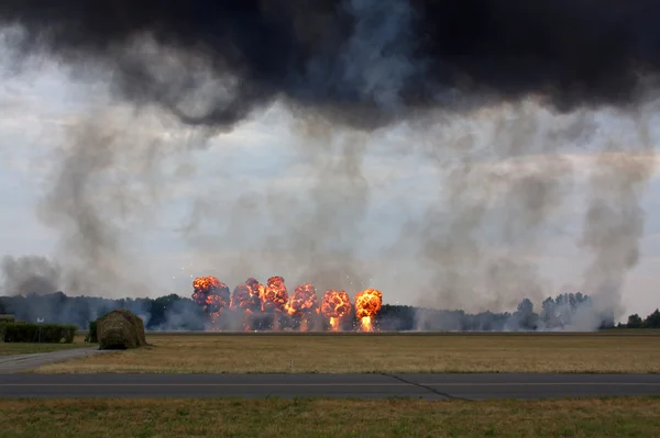 Askeri bir mesafeden patlamalar