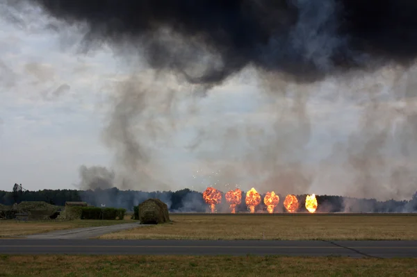Askeri bir mesafeden patlamalar
