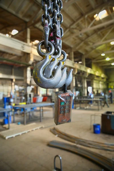 Az acél horog lóg a háttérben az ipari létesítményekben — Stock Fotó