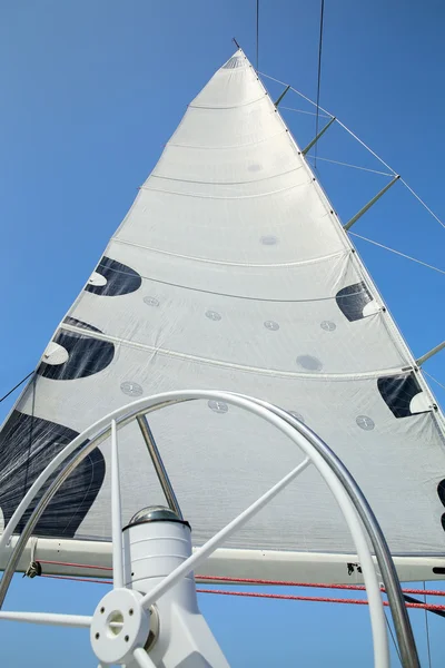 Le mât, la voile et le gouvernail du yacht. Le vent dans les voiles — Photo