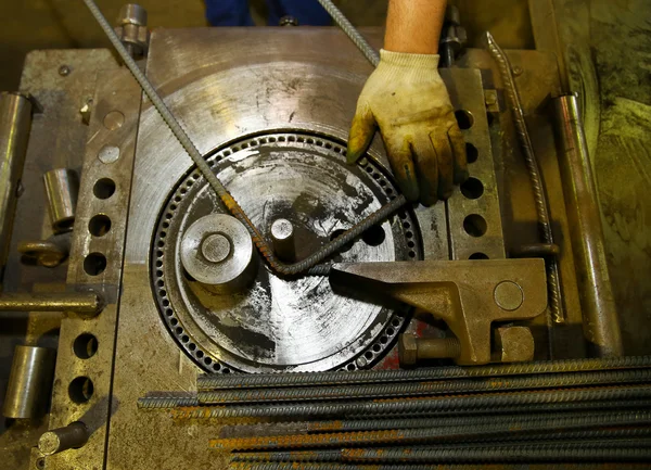 Szakember segítségével acél hajlító gép bender rebar, épület — Stock Fotó
