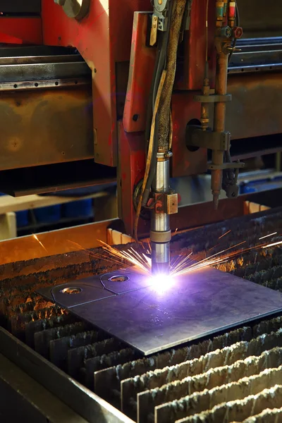 Industrial cnc corte a plasma de placa de metal. Fechar. — Fotografia de Stock