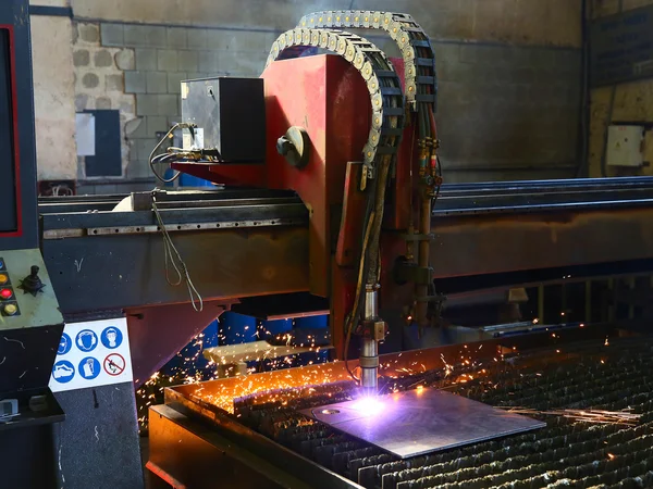 Industriële cnc plasma snijden van metalen plaat — Stockfoto