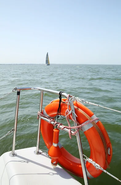 Reddingsboei aan de kant van een jacht. Concept van veilige zee lopen. — Stockfoto