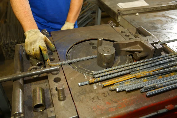 Spécialiste utilisant des barres d'armature de machine à cintrer en acier pour la construction — Photo