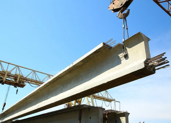 beton yapı zam mavi gökyüzü arka plan üzerine vinç