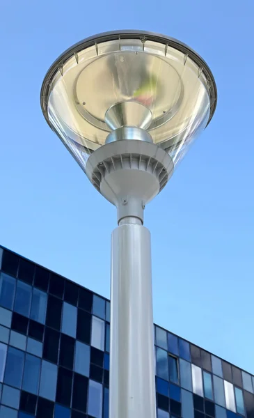 mavi gökyüzü arka plan üzerinde modern sokak lambası