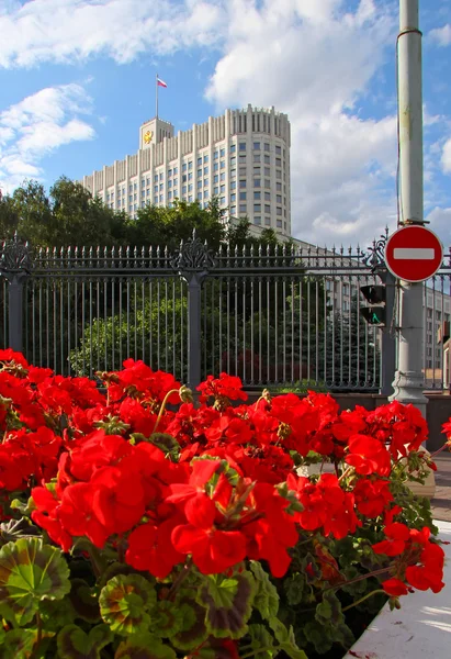 The Russian Government, a sign passage forbidden and red flowers — Stock Photo, Image