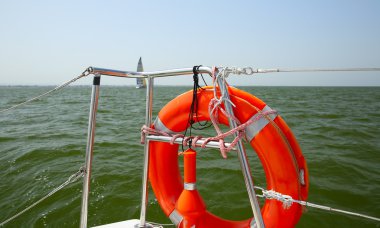 Lifebuoy yat tarafında. Güvenli deniz yürüme kavramı.