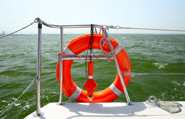 Lifebuoy yat tarafında. Güvenli deniz yürüme kavramı.