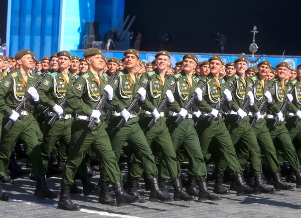 MOSCA, 07 MAGGIO 2015: I soldati russi marciano attraverso la Piazza Rossa durante la prova finale della parata militare del Giorno della Vittoria sulla Piazza Rossa a Mosca, Russia — Foto Stock