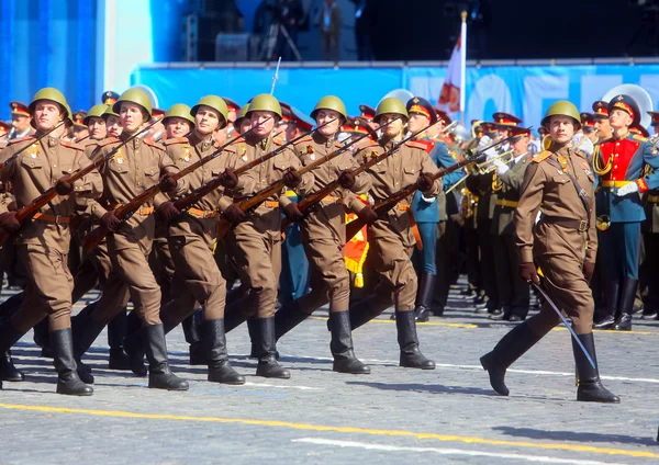 MOSCA, 07 MAGGIO 2015: I soldati russi in uniforme della seconda guerra mondiale marciano attraverso la Piazza Rossa durante le prove finali della parata militare del Giorno della Vittoria sulla Piazza Rossa a Mosca, Russia — Foto Stock