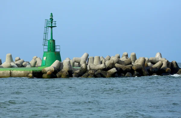 Groene signaallampje van de golfbreker aan de monding van een haven — Stockfoto