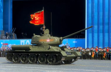 Moskova, Rusya - Mayıs 07, 2015:Medium tank T-34-85 sırasında reh