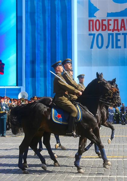 MOSCA, 07 MAGGIO 2015: Soldati russi a cavallo in uniforme o — Foto Stock