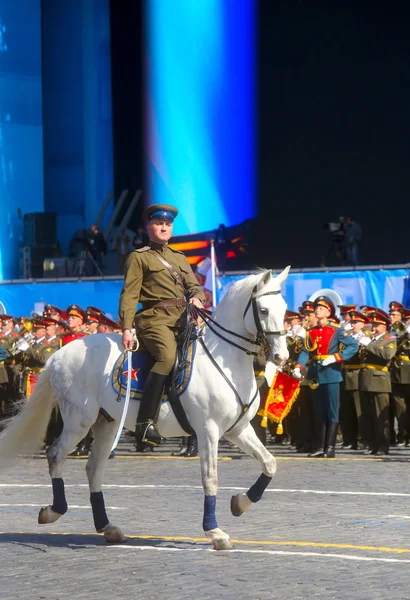 MOSCA, 07 MAGGIO 2015: Soldati russi a cavallo in uniforme o — Foto Stock