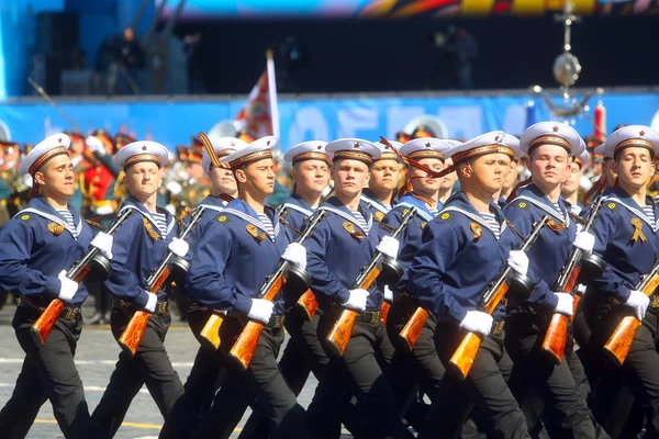 Moskova, 07 Mayıs, 2015: İkinci Dünya Savaşı üniformalı Rus Denizciler