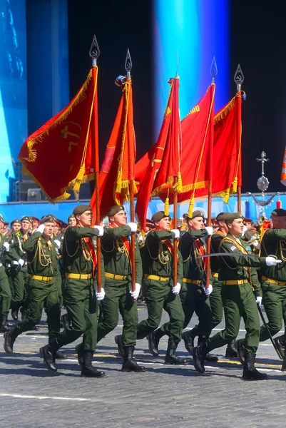 MOSCA, 07 MAGGIO 2015: I soldati russi marciano attraverso la Piazza Rossa — Foto Stock