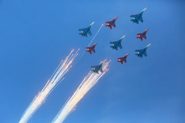 MOSCOU, 07 MAI 2015 : Equipe de voltige "Swifts" et "Russian Knigh" — Photo