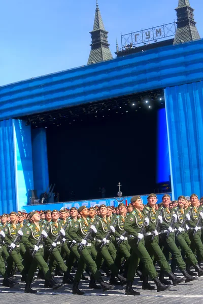 MOSCOU, 07 MAI 2015 : Des soldats russes défilent sur la Place Rouge — Photo