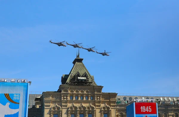 MOSCOW, RUSSIA - MAY 07, 2015: Attack helicopters "Mi-35M" during the parade dedicated to the 70th anniversary of the Victory in the great Patriotic war — Stock Photo, Image