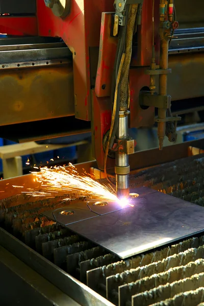 Industrial cnc corte a plasma de placa de metal. Fechar. — Fotografia de Stock