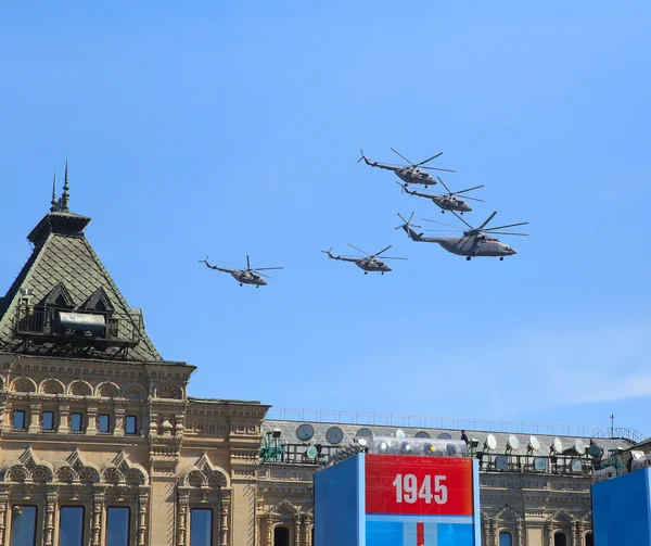 MOSCA, RUSSIA - 07 MAGGIO 2015: Elicotteri d'attacco "Mi-35M" durante la sfilata dedicata al settantesimo anniversario della vittoria nella grande guerra patriottica — Foto Stock