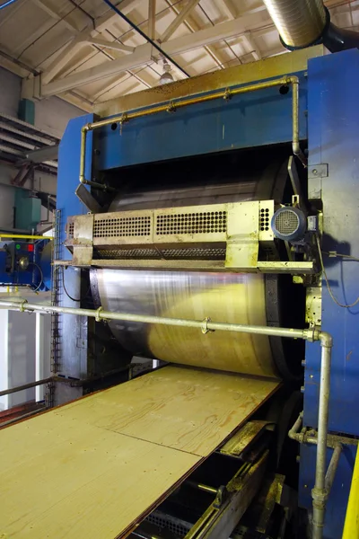 Produção de madeira compensada. Equipamento para processamento de madeira . — Fotografia de Stock