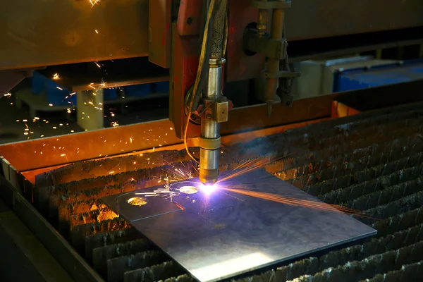 Industrielles CNC-Plasmaschneiden von Metallplatten. Funken fliegen. Schließen — Stockfoto