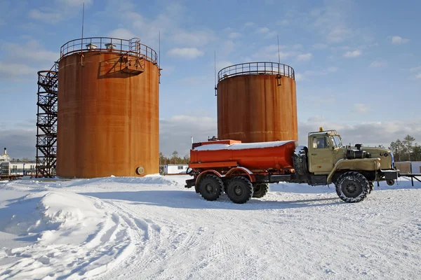 Zbiornika magazynowania ropy naftowej i ciężarówka paliwa — Zdjęcie stockowe