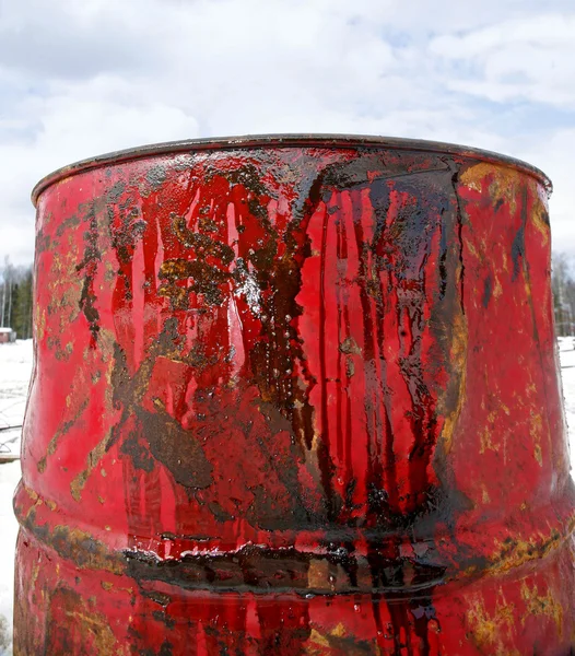 青空の背景に赤のバレルの石油を閉じる — ストック写真
