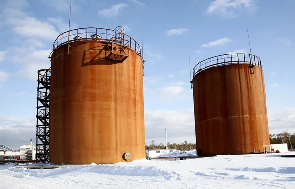 Industria petrolifera. Serbatoio stoccaggio greggio Petrolio nel paesaggio invernale — Foto Stock