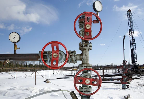 Industria petrolifera. Gasdotto in acciaio con valvole rosse contro il cielo blu — Foto Stock